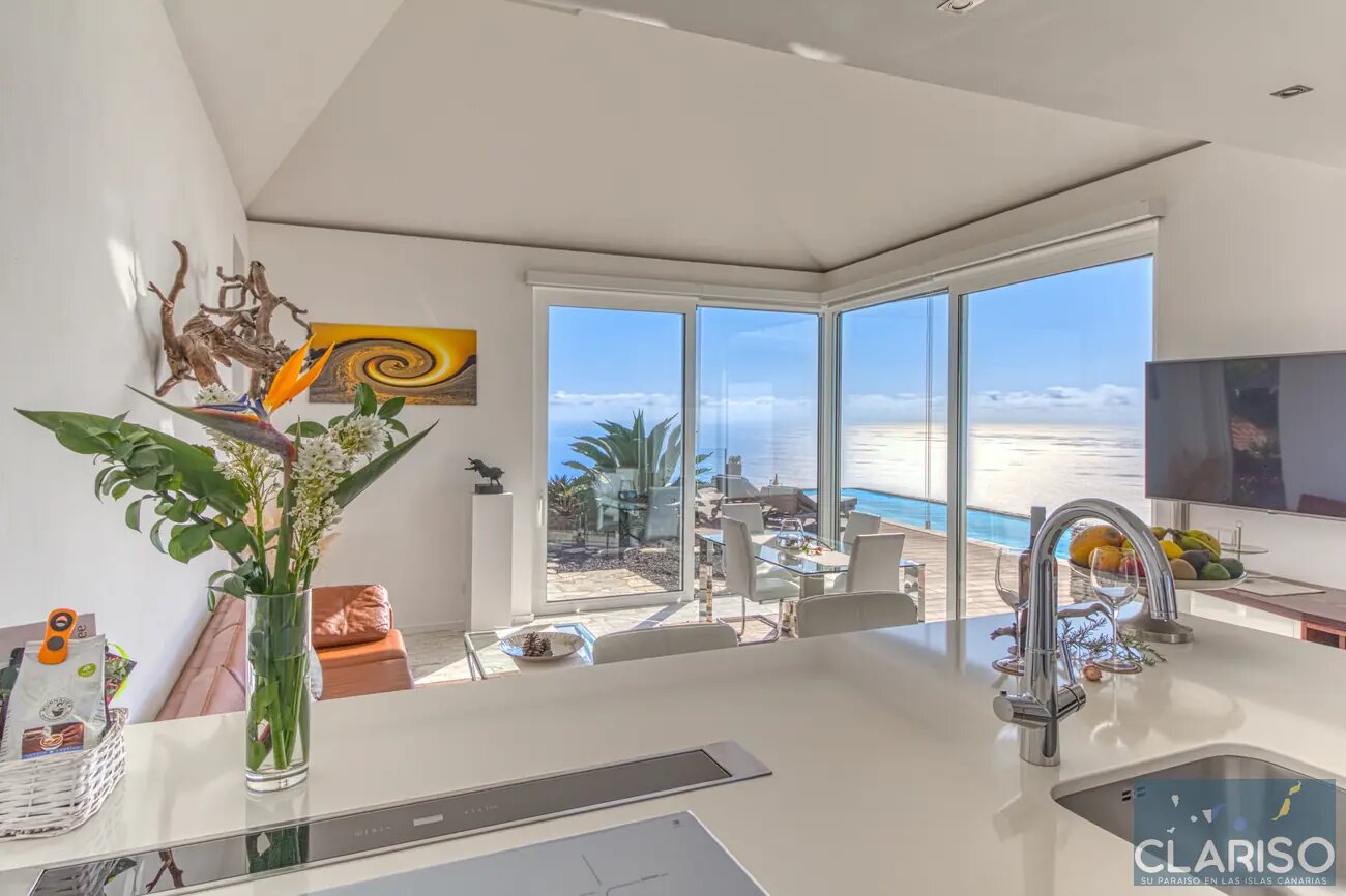 Villa Pura Vida: Architektenvilla mit Chillout-Schaukelstuhl und Infinity-Salzwasserpool auf Felsvorsprung in Puntagorda auf La Palma