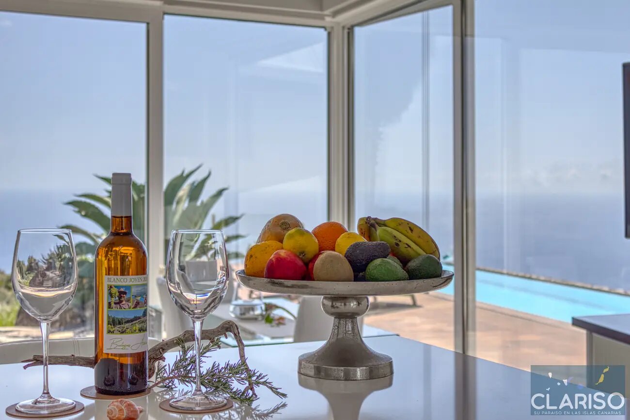 Villa Pura Vida: Architektenvilla mit Chillout-Schaukelstuhl und Infinity-Salzwasserpool auf Felsvorsprung in Puntagorda auf La Palma