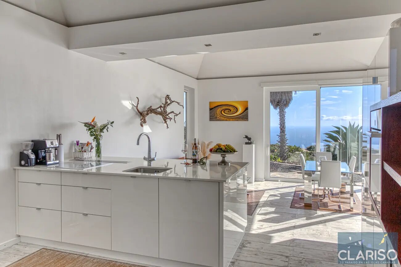 Villa Pura Vida: Architektenvilla mit Chillout-Schaukelstuhl und Infinity-Salzwasserpool auf Felsvorsprung in Puntagorda auf La Palma