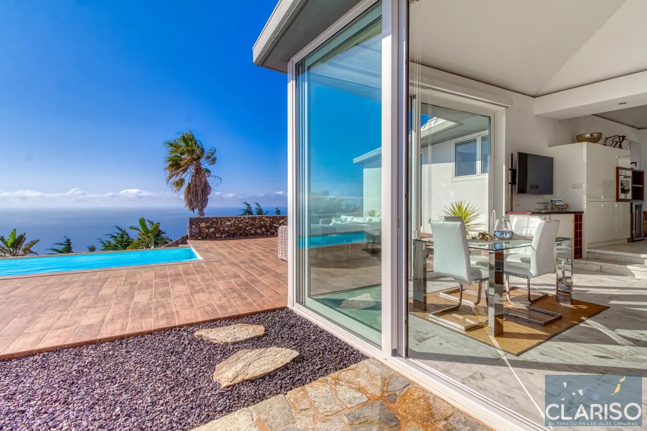 Villa Pura Vida: Architektenvilla mit Chillout-Schaukelstuhl und Infinity-Salzwasserpool auf Felsvorsprung in Puntagorda auf La Palma
