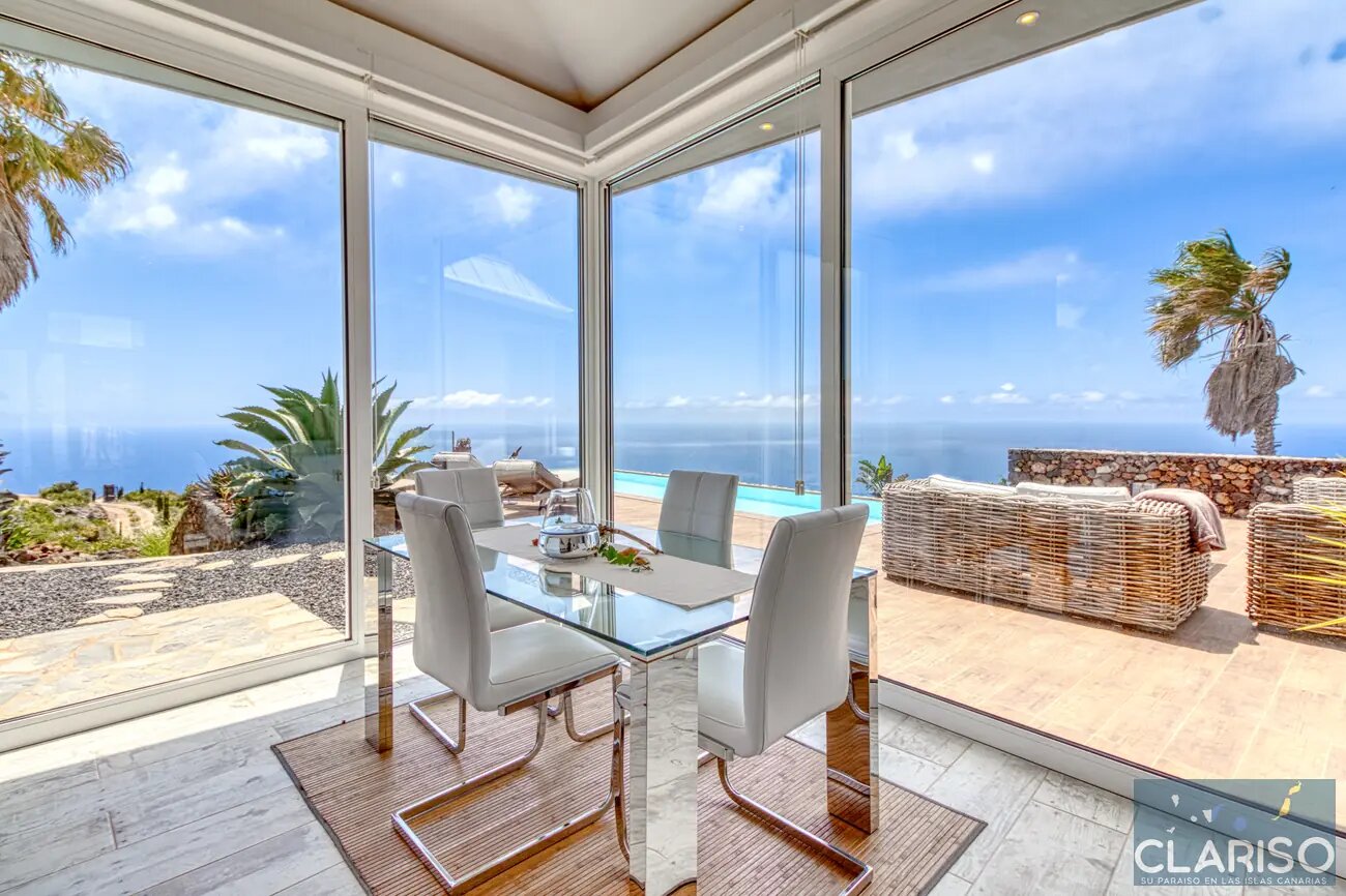 Villa Pura Vida: Architektenvilla mit Chillout-Schaukelstuhl und Infinity-Salzwasserpool auf Felsvorsprung in Puntagorda auf La Palma