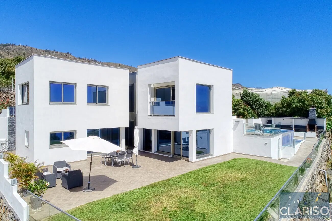 Villa Espejo: Nachhaltige Designvilla mit Brückeneingang und Infinity-Pool in Tijarafe auf La Palma