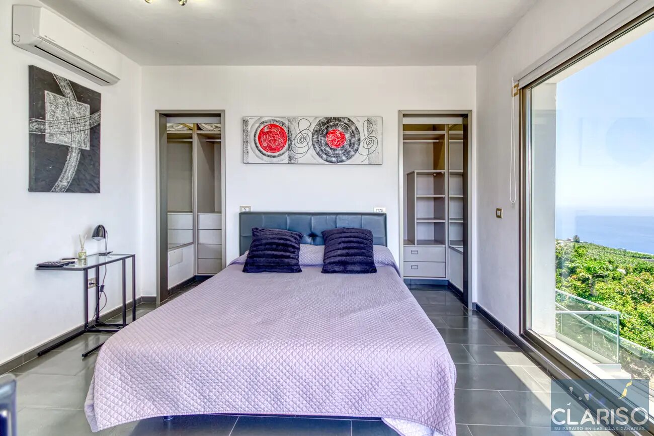 Villa Espejo: Nachhaltige Designvilla mit Brückeneingang und Infinity-Pool in Tijarafe auf La Palma