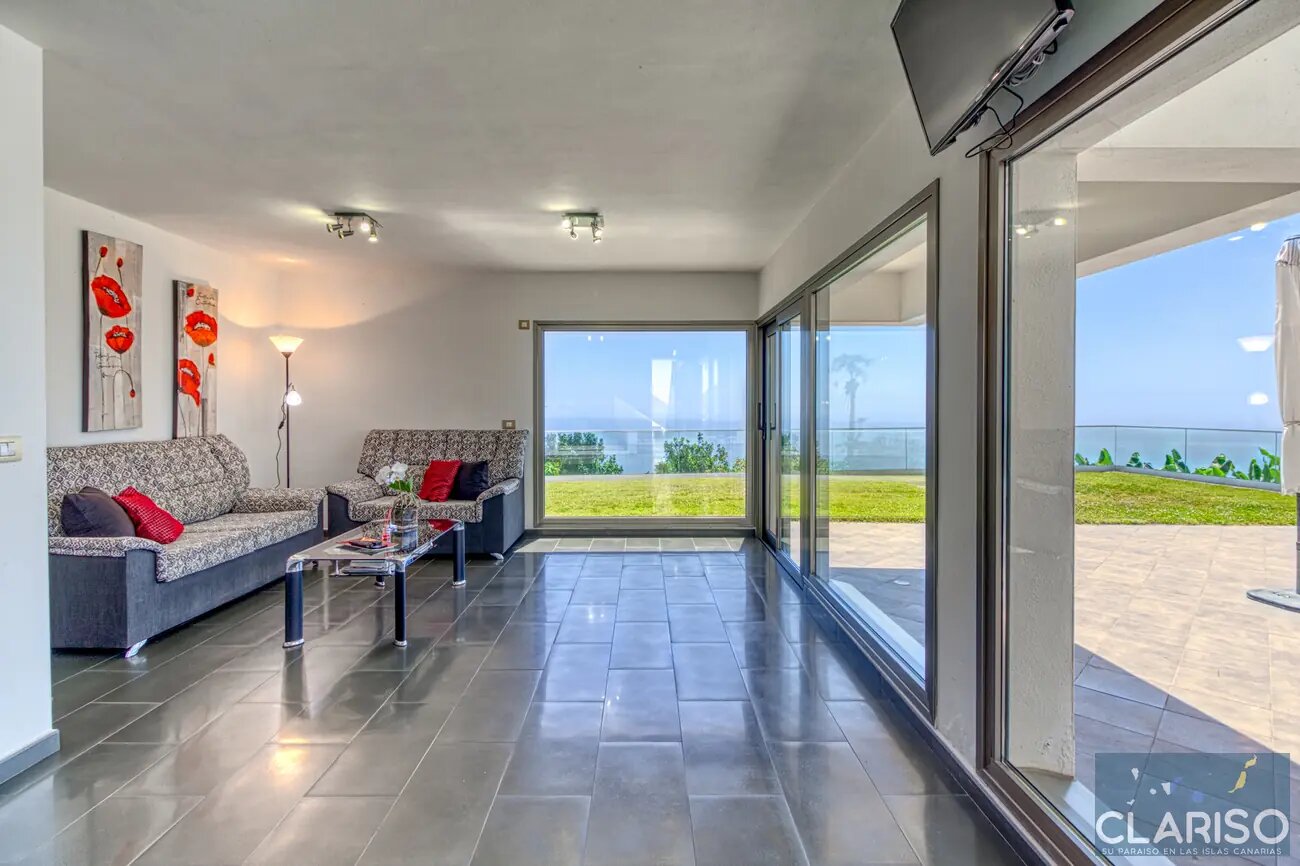 Villa Espejo: Nachhaltige Designvilla mit Brückeneingang und Infinity-Pool in Tijarafe auf La Palma