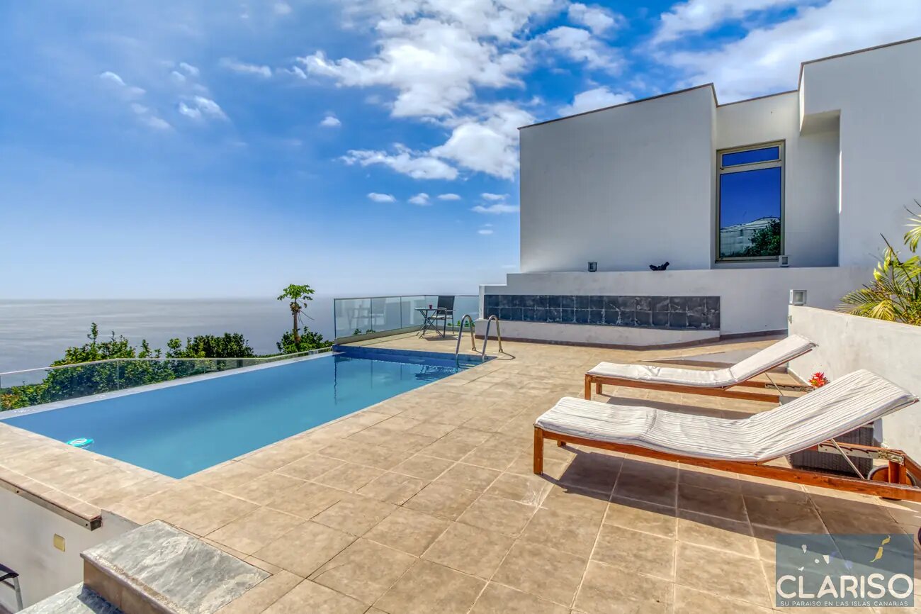 Villa Espejo: Nachhaltige Designvilla mit Brückeneingang und Infinity-Pool in Tijarafe auf La Palma