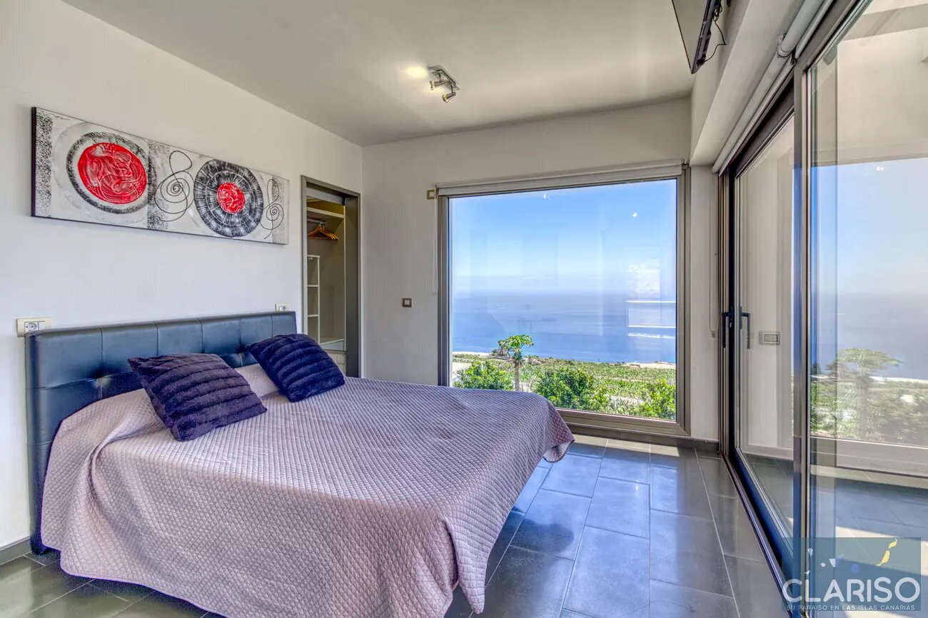 Villa Espejo: Nachhaltige Designvilla mit Brückeneingang und Infinity-Pool in Tijarafe auf La Palma