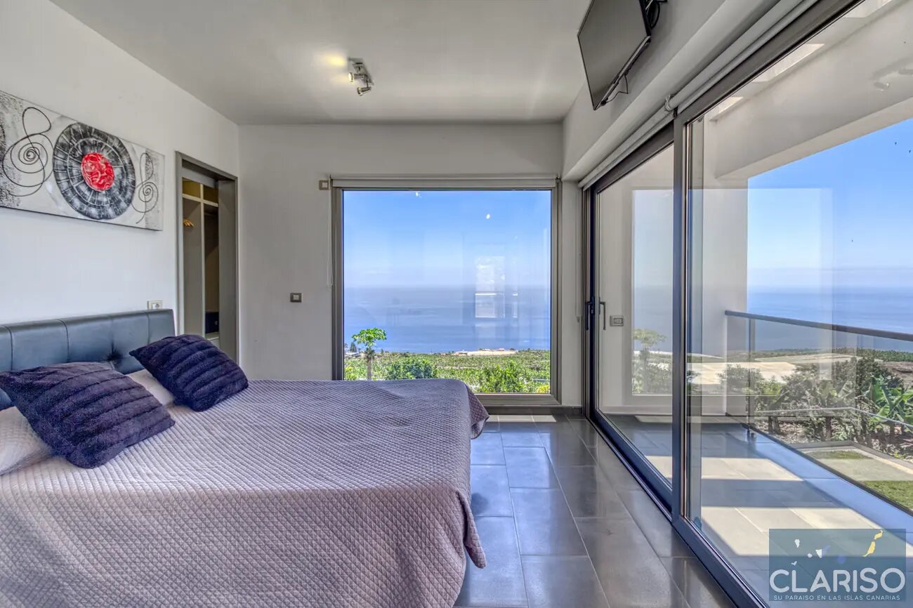 Villa Espejo: Nachhaltige Designvilla mit Brückeneingang und Infinity-Pool in Tijarafe auf La Palma