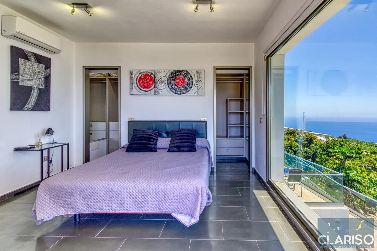 Villa Espejo: Nachhaltige Designvilla mit Brückeneingang und Infinity-Pool in Tijarafe auf La Palma