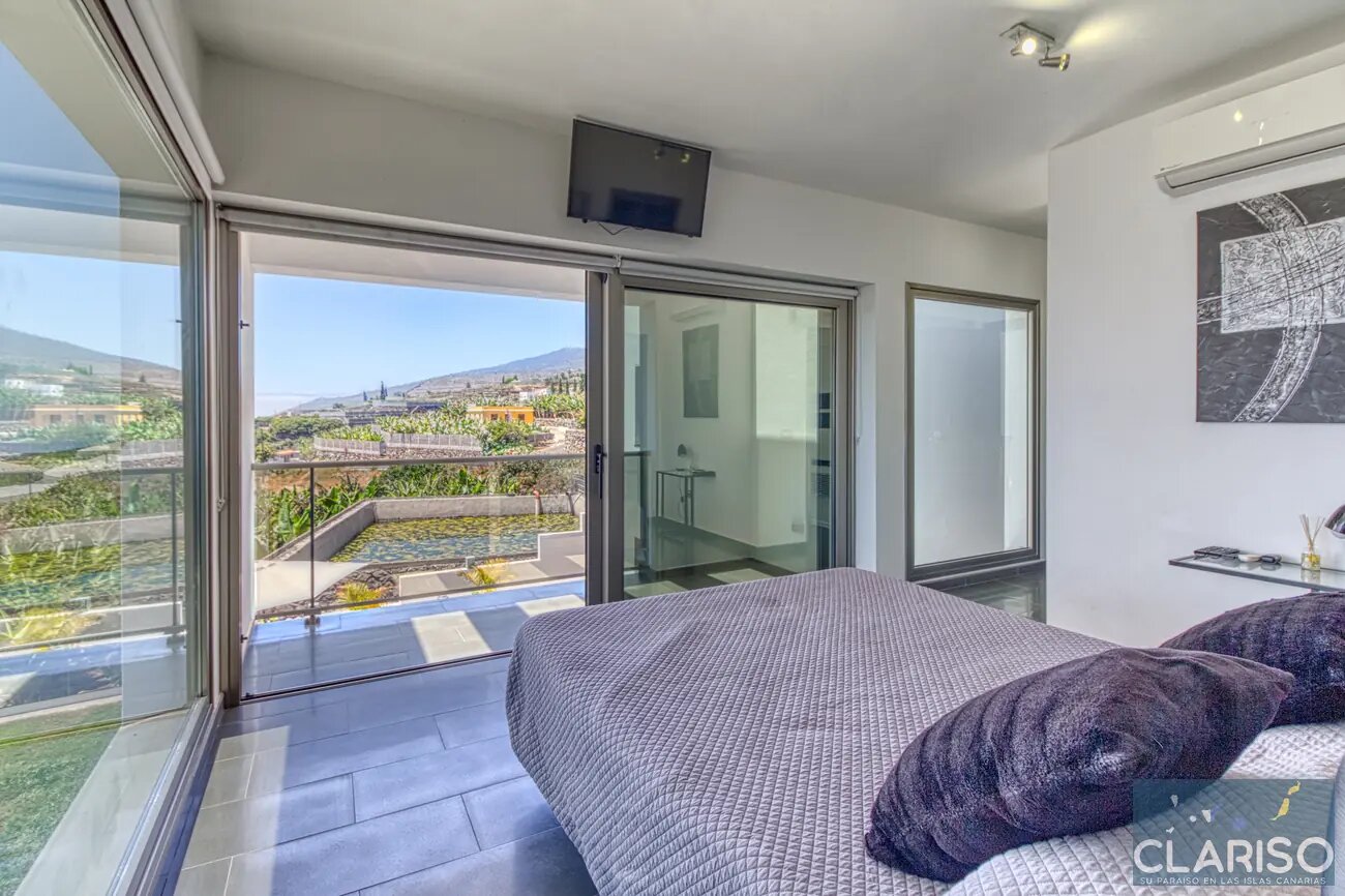 Villa Espejo: Nachhaltige Designvilla mit Brückeneingang und Infinity-Pool in Tijarafe auf La Palma