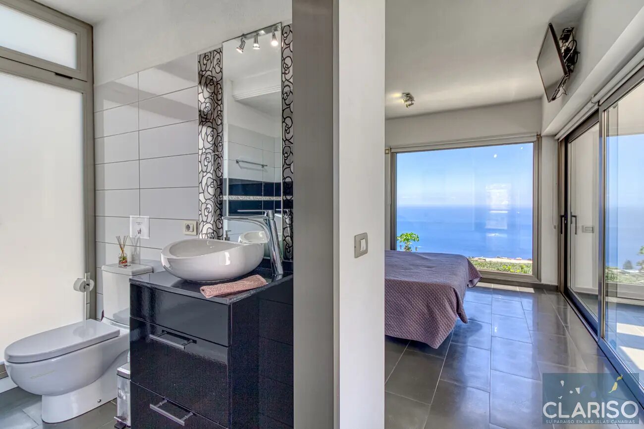 Villa Espejo: Nachhaltige Designvilla mit Brückeneingang und Infinity-Pool in Tijarafe auf La Palma