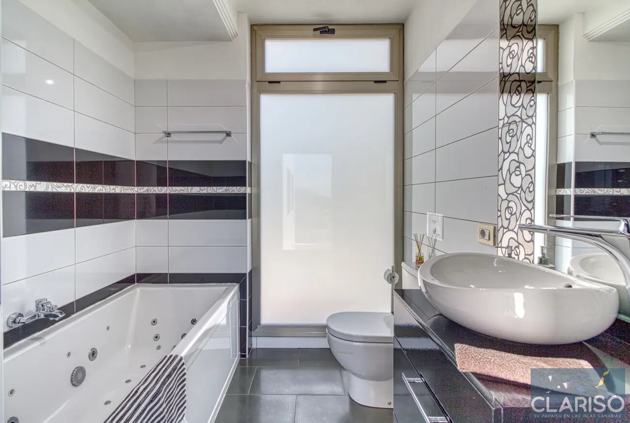 Villa Espejo: Nachhaltige Designvilla mit Brückeneingang und Infinity-Pool in Tijarafe auf La Palma
