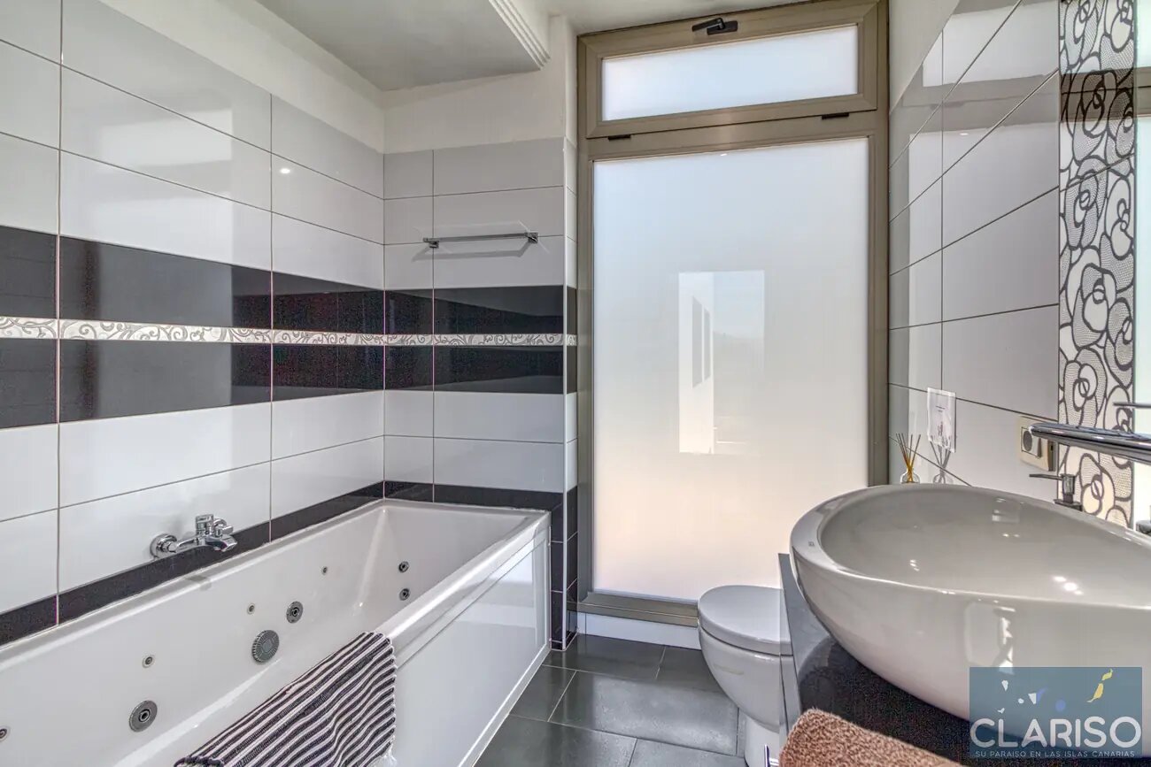 Villa Espejo: Nachhaltige Designvilla mit Brückeneingang und Infinity-Pool in Tijarafe auf La Palma