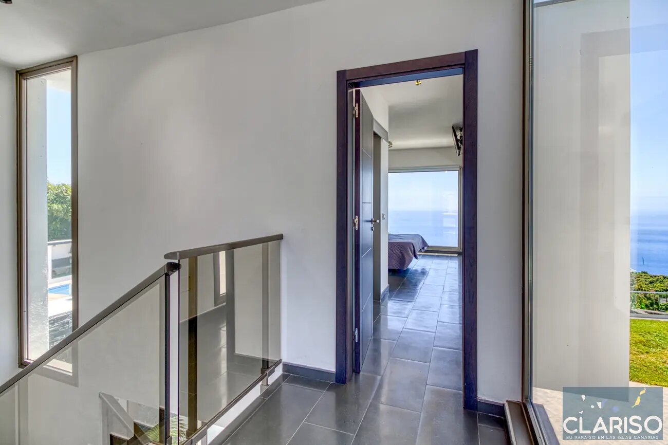 Villa Espejo: Nachhaltige Designvilla mit Brückeneingang und Infinity-Pool in Tijarafe auf La Palma