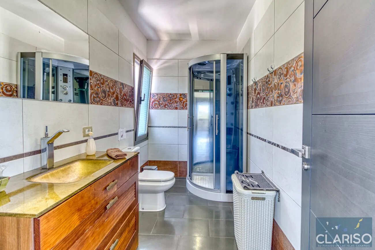 Villa Espejo: Nachhaltige Designvilla mit Brückeneingang und Infinity-Pool in Tijarafe auf La Palma