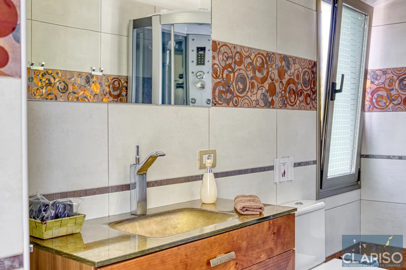 Villa Espejo: Nachhaltige Designvilla mit Brückeneingang und Infinity-Pool in Tijarafe auf La Palma