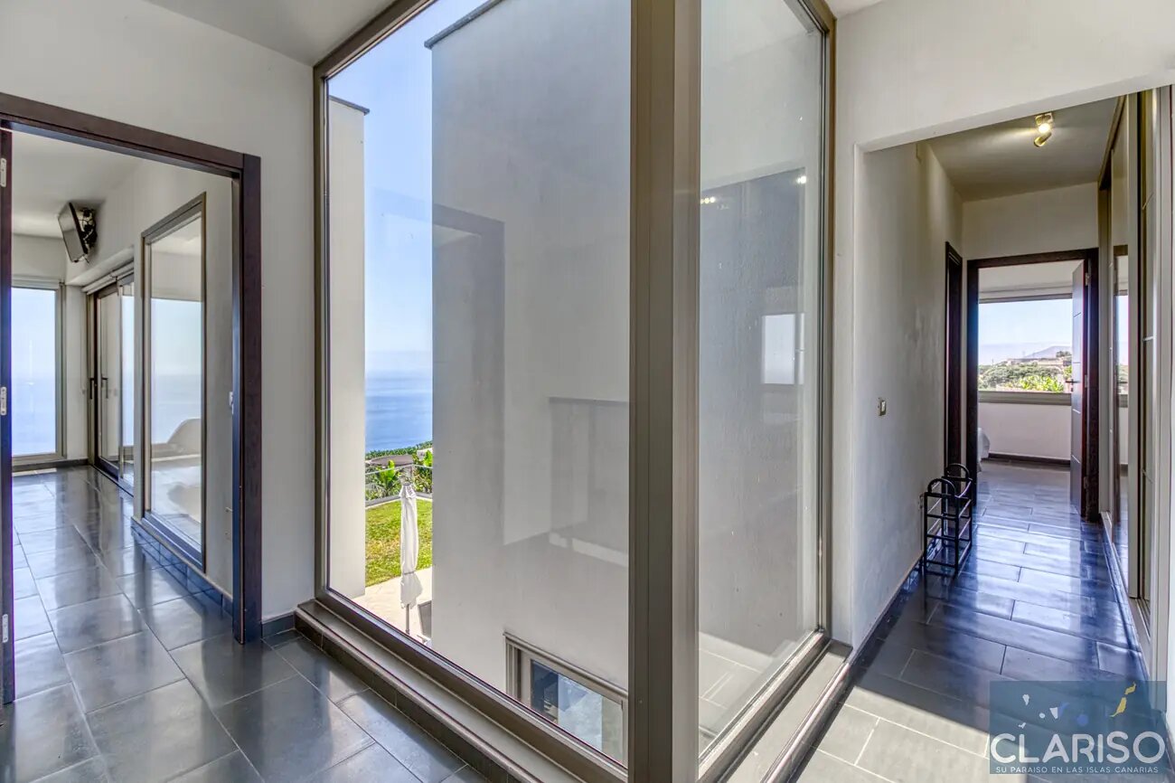 Villa Espejo: Nachhaltige Designvilla mit Brückeneingang und Infinity-Pool in Tijarafe auf La Palma