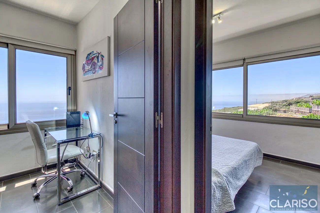 Villa Espejo: Nachhaltige Designvilla mit Brückeneingang und Infinity-Pool in Tijarafe auf La Palma