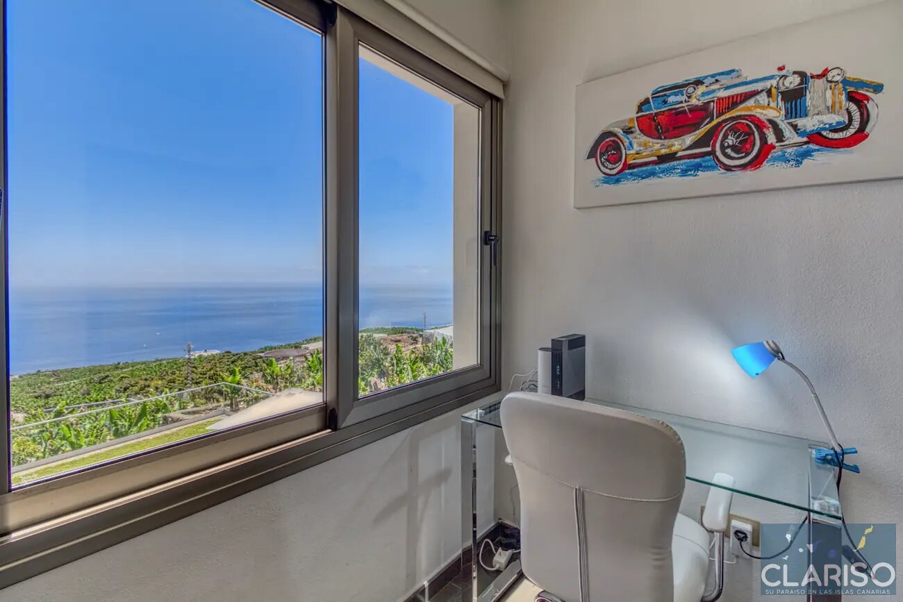 Villa Espejo: Nachhaltige Designvilla mit Brückeneingang und Infinity-Pool in Tijarafe auf La Palma