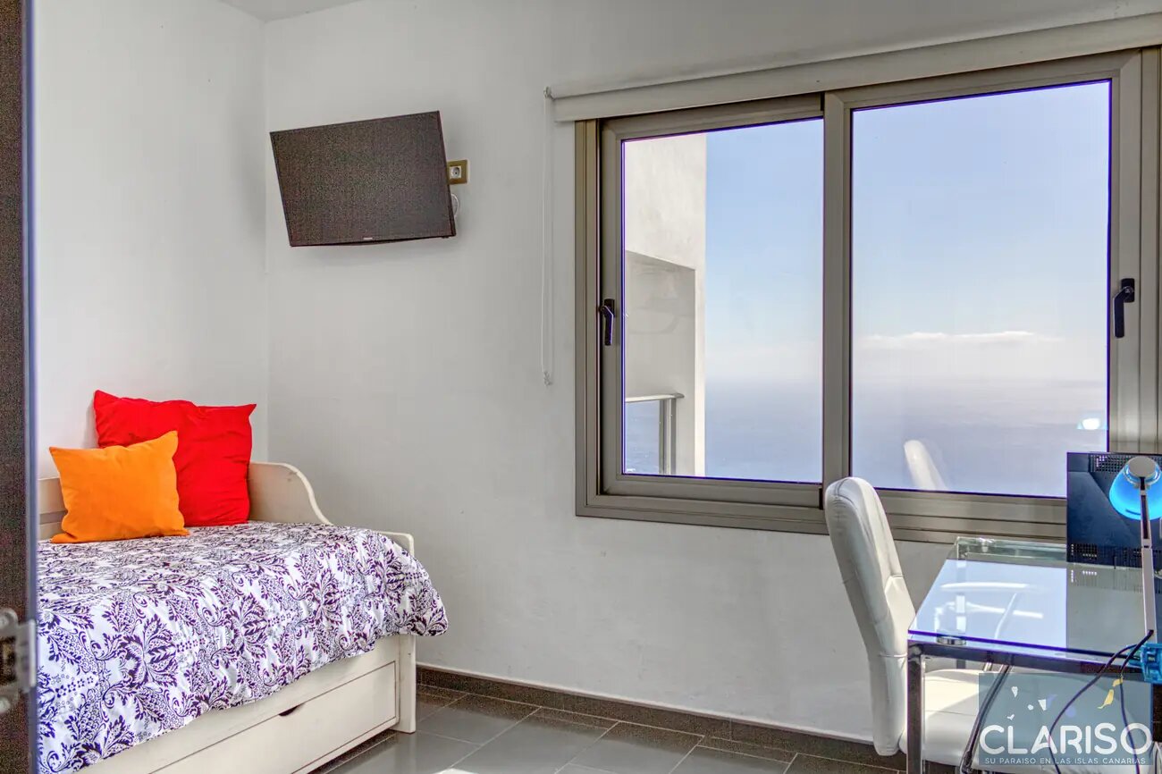 Villa Espejo: Nachhaltige Designvilla mit Brückeneingang und Infinity-Pool in Tijarafe auf La Palma
