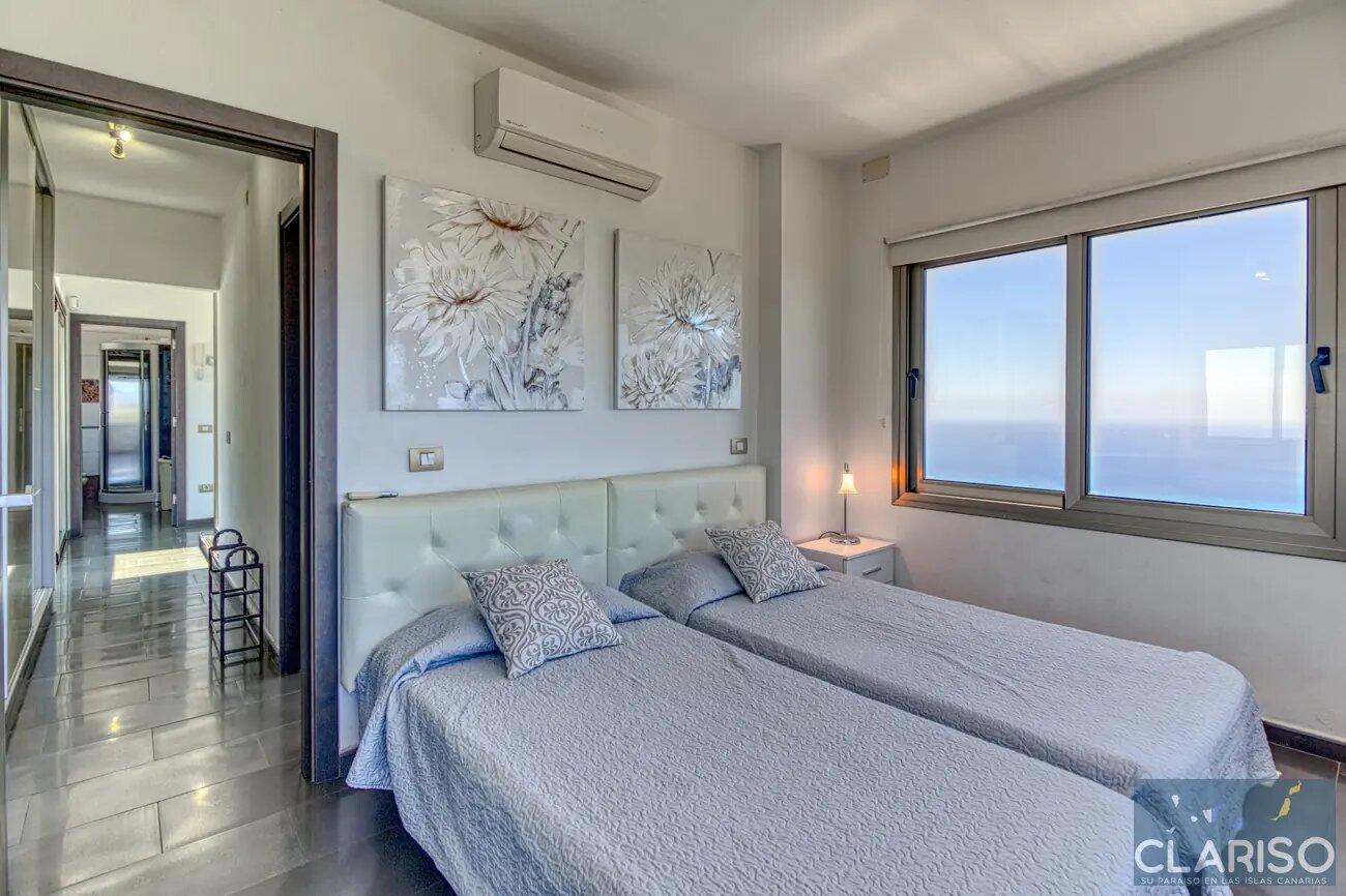 Villa Espejo: Nachhaltige Designvilla mit Brückeneingang und Infinity-Pool in Tijarafe auf La Palma