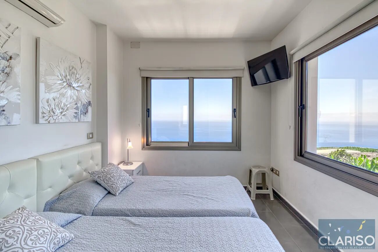 Villa Espejo: Nachhaltige Designvilla mit Brückeneingang und Infinity-Pool in Tijarafe auf La Palma