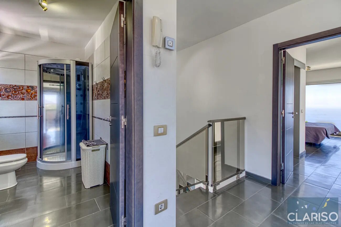 Villa Espejo: Nachhaltige Designvilla mit Brückeneingang und Infinity-Pool in Tijarafe auf La Palma