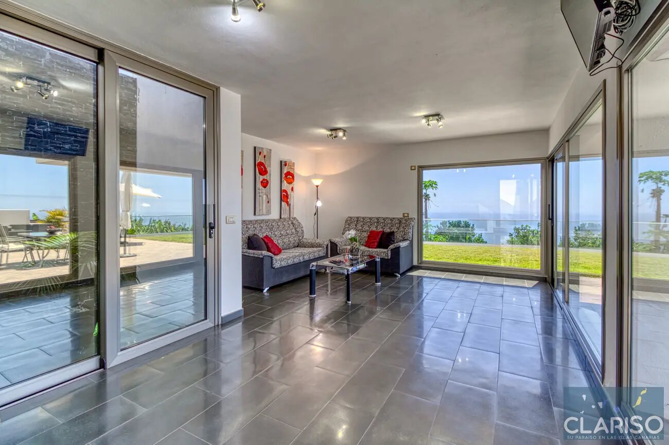 Villa Espejo: Nachhaltige Designvilla mit Brückeneingang und Infinity-Pool in Tijarafe auf La Palma