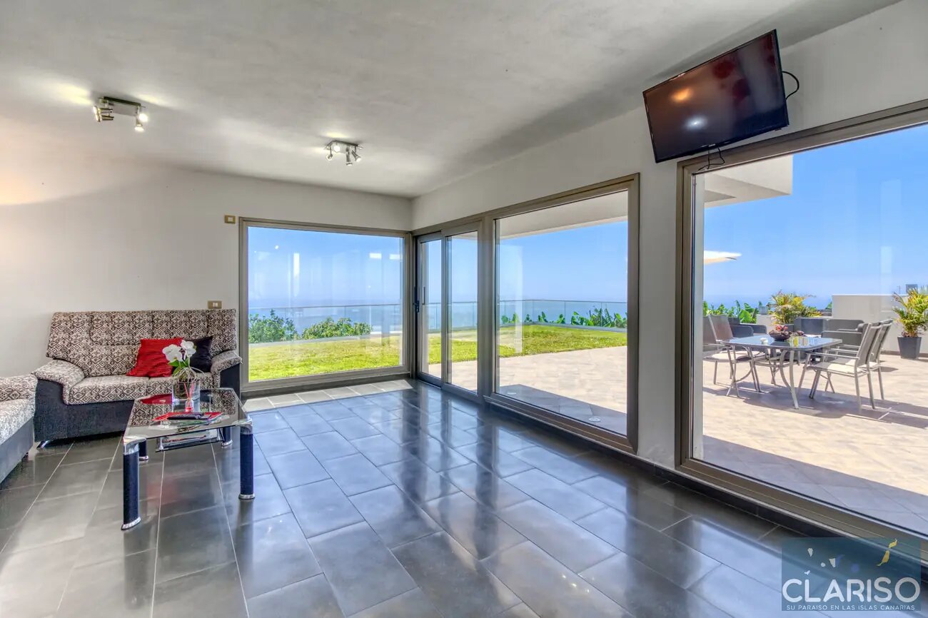 Villa Espejo: Nachhaltige Designvilla mit Brückeneingang und Infinity-Pool in Tijarafe auf La Palma