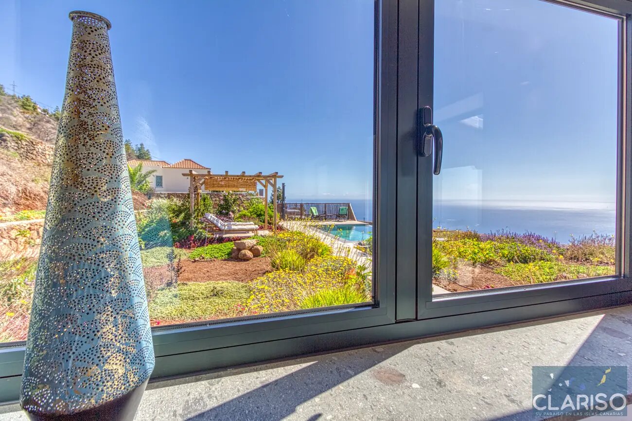 Casa Afuera: Modernes Ferienhaus mit solargeheiztem Infinity-Pool auf garantierten 24–28 °C in Tijarafe auf La Palma