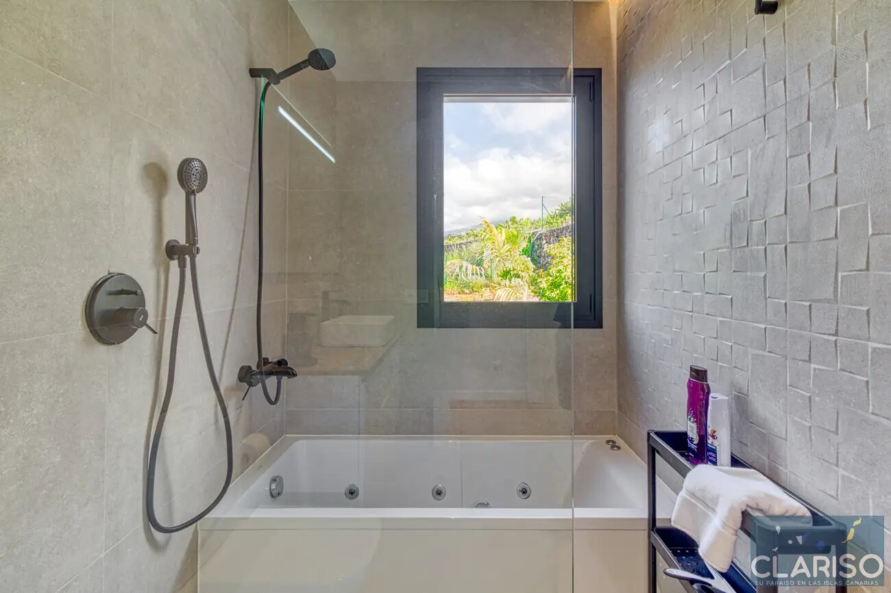 Villa Laina: Skandinavisch inspirierter Neubau mit Starlink-WLAN und inklusive Solarpool in Tijarafe auf La Palma