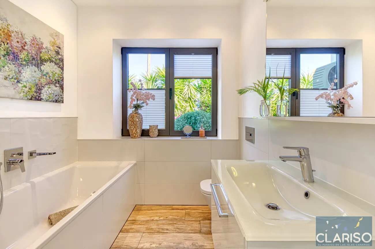 Villa Hahn Blue: Moderne Architektenvilla mit Salzwasserpool und Fußbodenheizung in Puntagorda auf La Palma