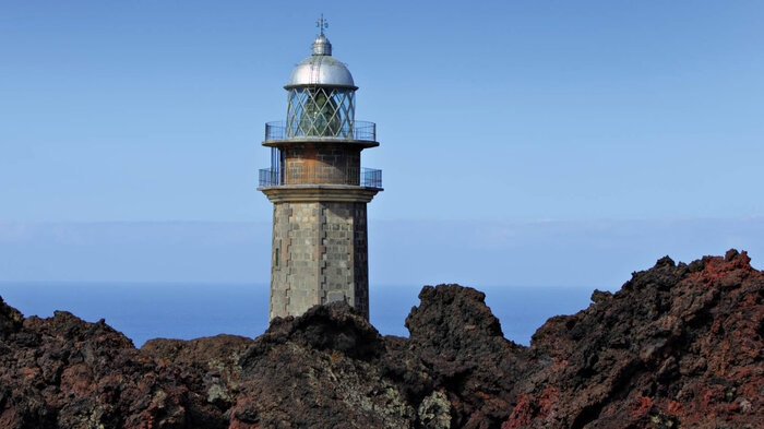 der Faro de Orchilla hinter eindrucksvollen Lavafelsen | © Sunhikes der Faro de Orchilla hinter eindrucksvollen Lavafelsen | © Sunhikes