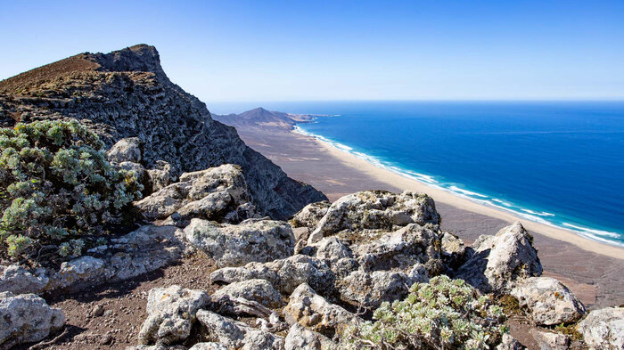 Blick über die Küste beim Pico de Mocan auf Fuerteventura | © Sunhikes Blick über die Küste beim Pico de Mocan auf Fuerteventura | © Sunhikes