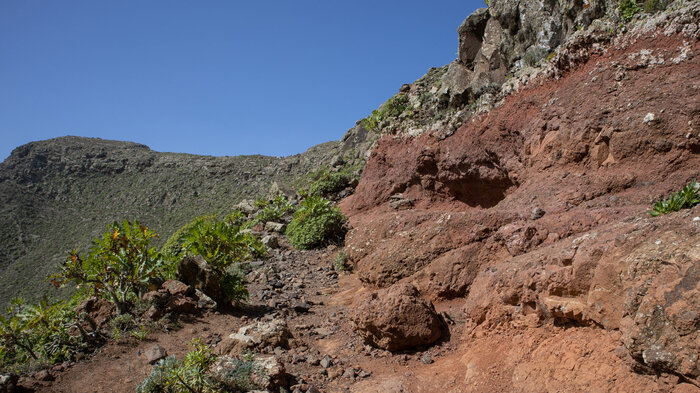 rötlich erodiertes Gestein am Famara-Riff auf Lanzarote | © Sunhikes rötlich erodiertes Gestein am Famara-Riff auf Lanzarote | © Sunhikes