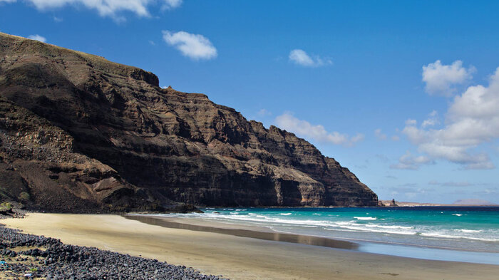 herrlicher Sandstrand mit Felsformationen an der Bucht Playa Caleta del Congrio auf Lanzarote | © Sunhikes herrlicher Sandstrand mit Felsformationen an der Bucht Playa Caleta del Congrio auf Lanzarote | © Sunhikes