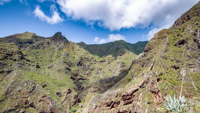 Blick auf zerklüftete Schluchten und Berge im Anaga-Gebirge auf Teneriffa | © Sunhikes Blick auf zerklüftete Schluchten und Berge im Anaga-Gebirge auf Teneriffa | © Sunhikes