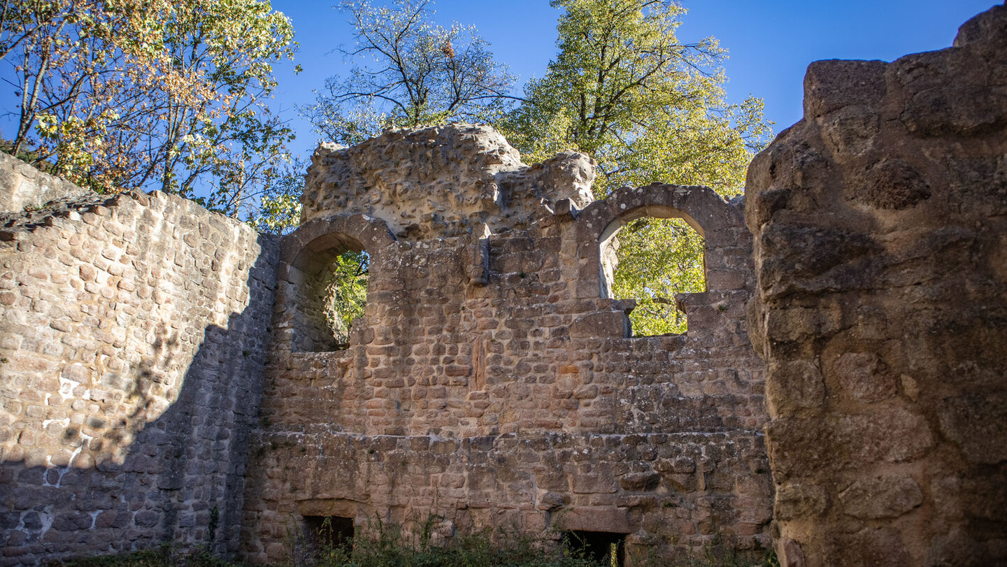 Mauerreste mit zwei Rundbogenfenstern in der Burgruine Hagueneck im Elsass