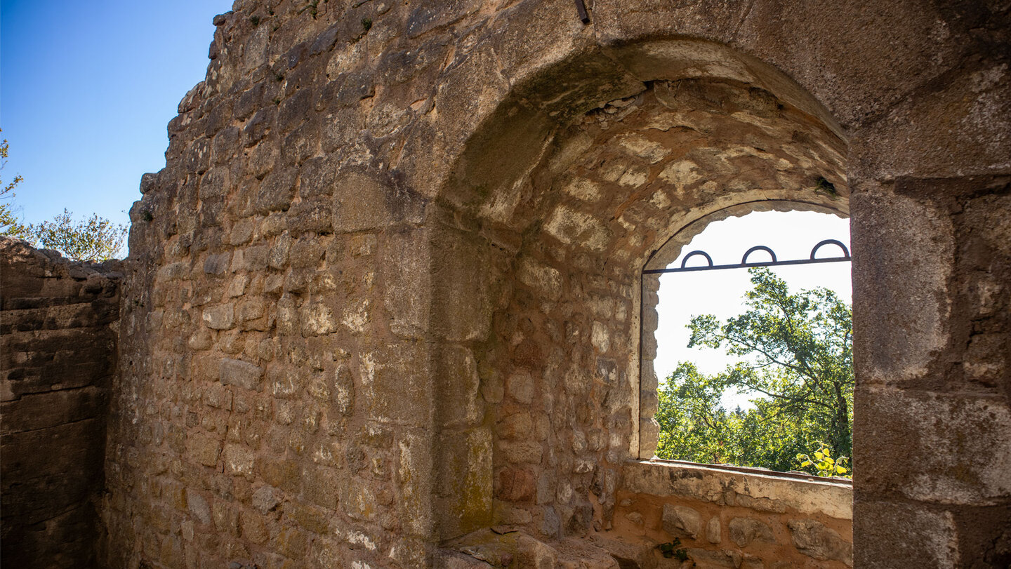 Rundbogenfenster mit Eisengitter in der Mauer der Burgruine Hagueneck im Elsass
