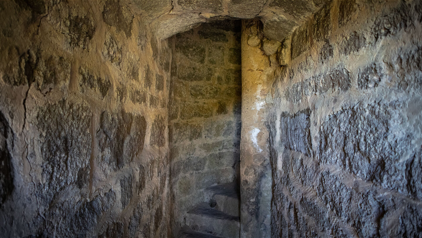 Dunkler Aufgang mit Steintreppe im Turm der Burg Hagueneck, Haut-Rhin