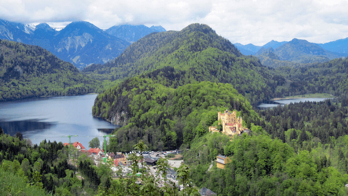 Blick auf das Schloss Hohenschwangau zwischen den funkelnden Seen Alpsee und Schwansee Blick auf Schloss Hohenschwangau
