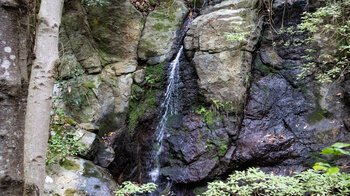 Blick auf den oberen schmalen Wasserfall in der Rejo-Schlucht