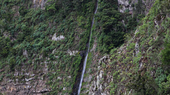 der Wasserfall El Chorro del Cedro fällt über 200 Meter entlang der Steilwand