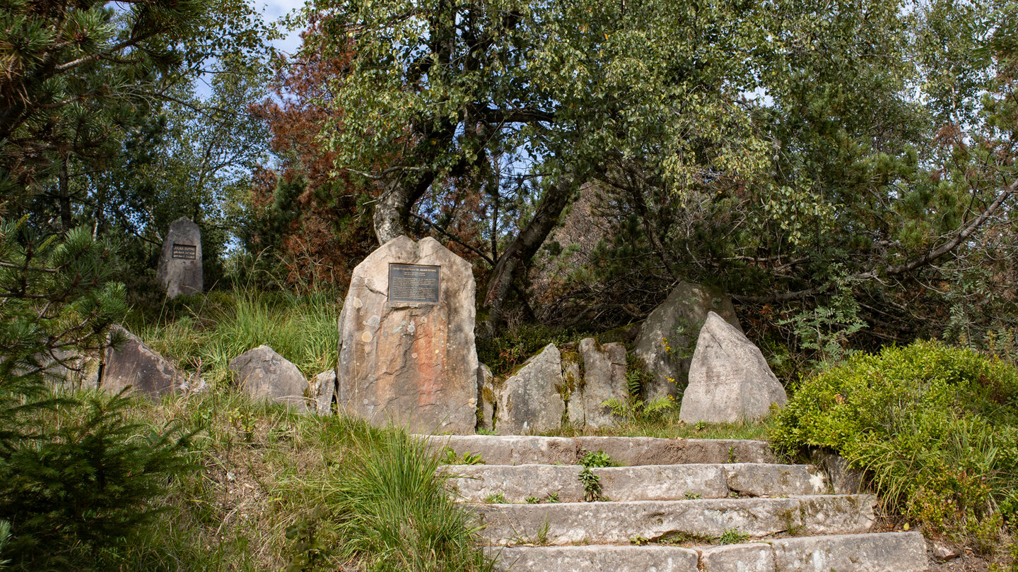Entlang des Weges passiert die Wanderung die Grabstelle von Julius Euting