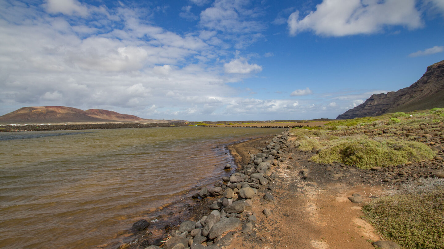 großes Meerwasserbecken an den Salinas del Río