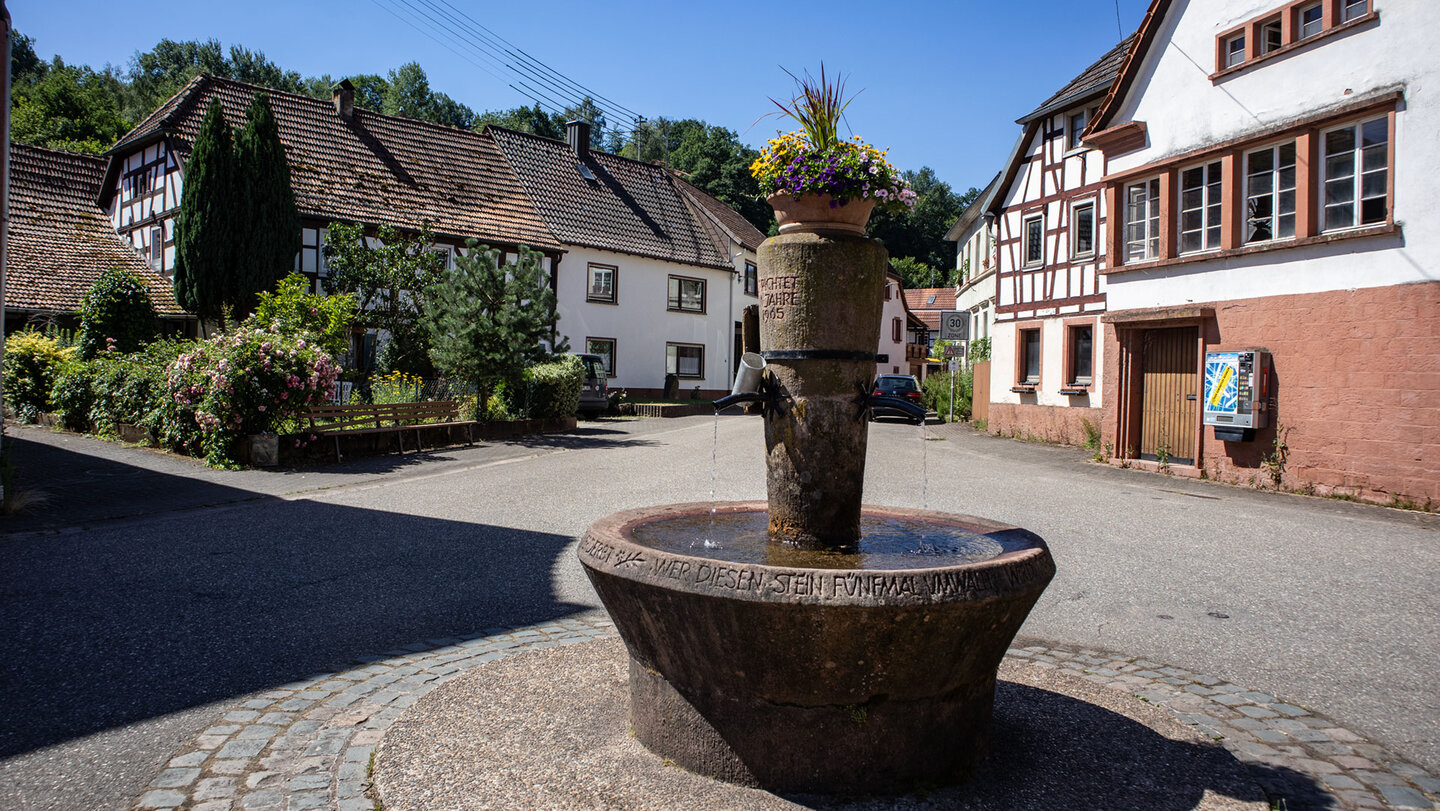 Der Brunnen in der malerischen Wasgaugemeinde.Oberschlettenbach.