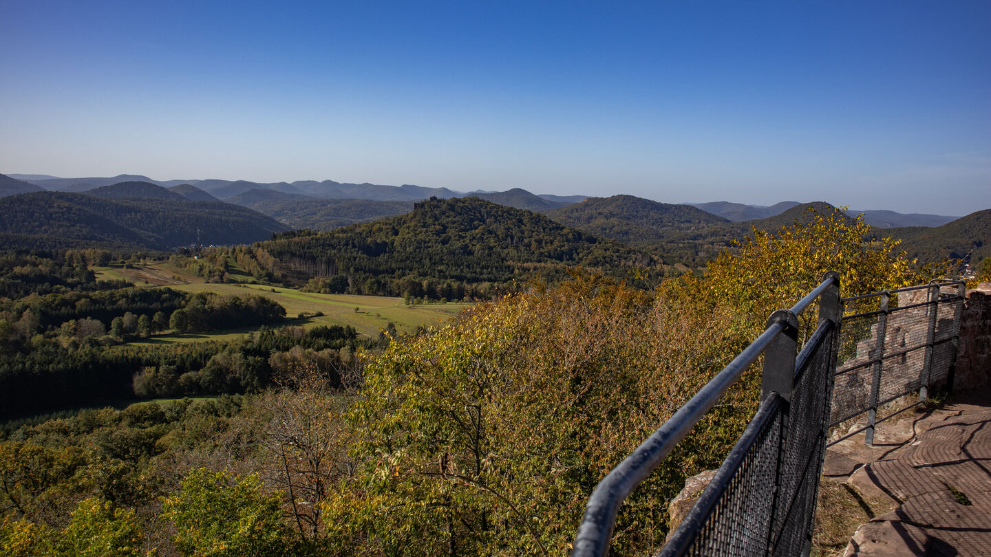 Großartiger Fernblick über den Wasgau von der Burg Lindelbrunn.
