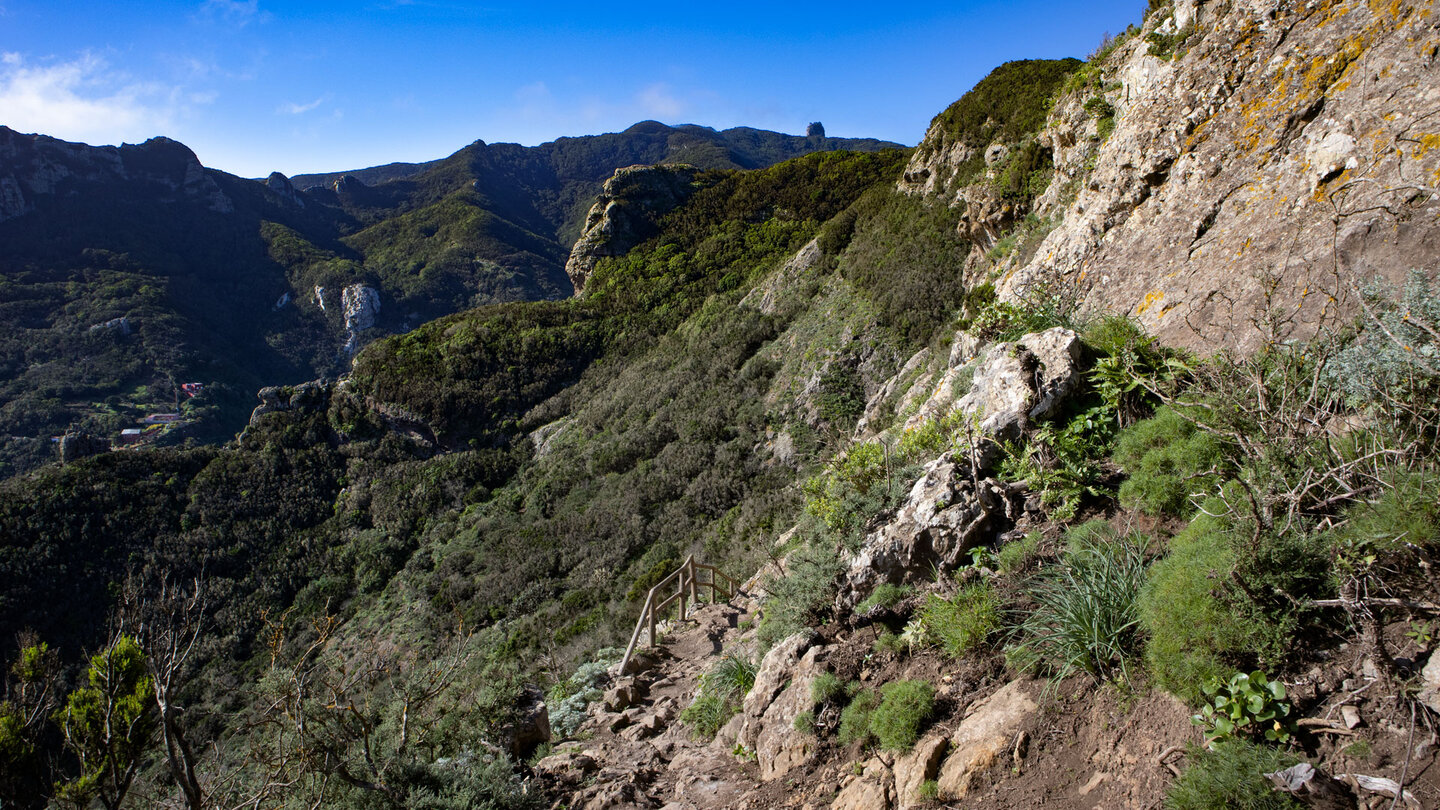 Ausblick entlang der Wanderung beim Abstieg nach Chamorga | © ©SUNHIKES