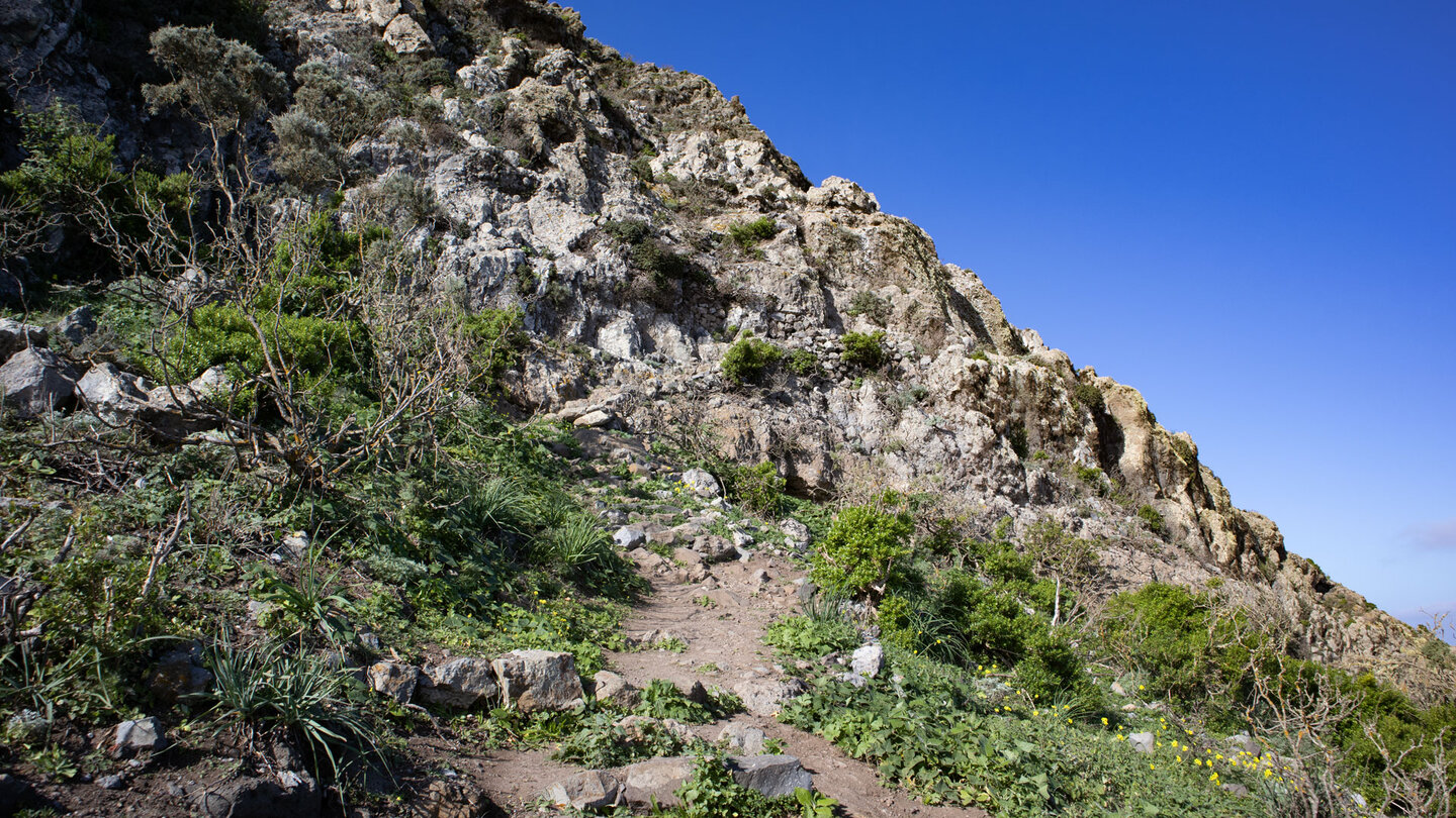 Aufstieg über Felsen zum Höhenrücken beim Montaña de Tafada | © ©SUNHIKES