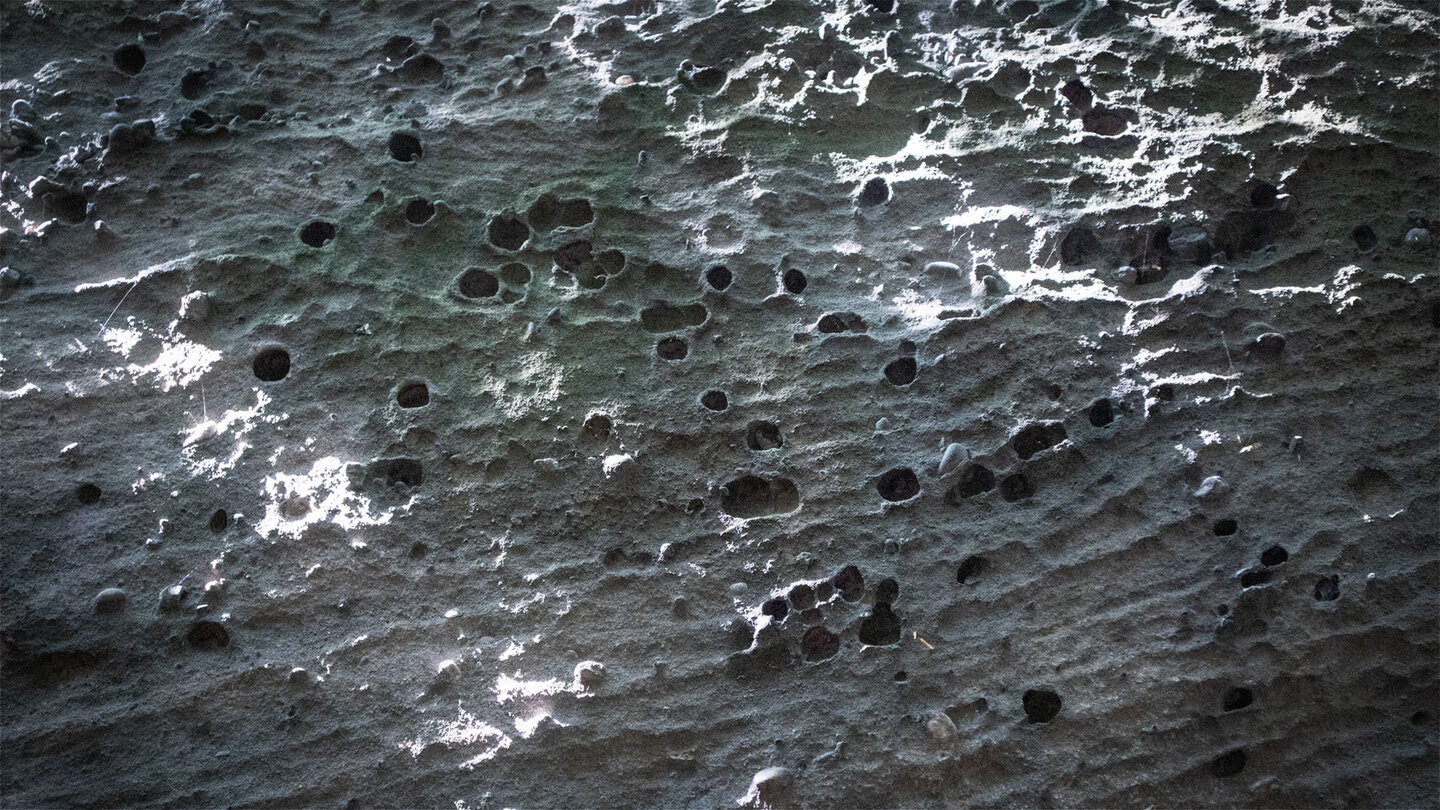 Am Drachenfels zeigen sich Erosionsspuren im verwitterten Buntsandstein.