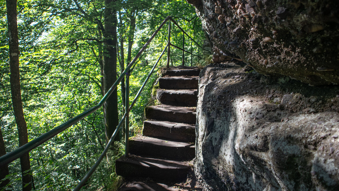 Felsstufen führen zur Drachenhöhle am Drachenfels.